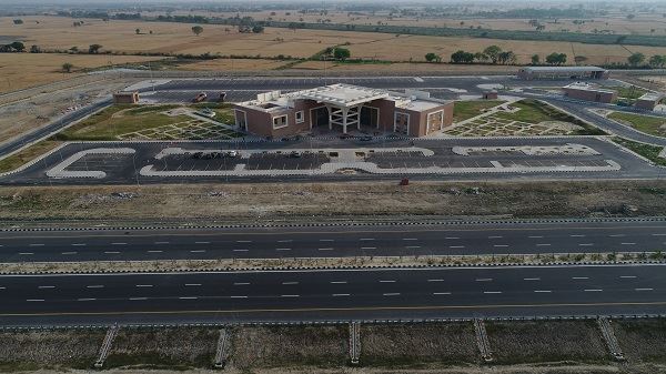 ‘आगरा-लखनऊ एक्सप्रेसवे’पर निर्मित वे साइड एमेनिटीज के फोटो।  / Photographs of Way Side Amenities constructed at four locations on 'Agra-Lucknow Expressway'.