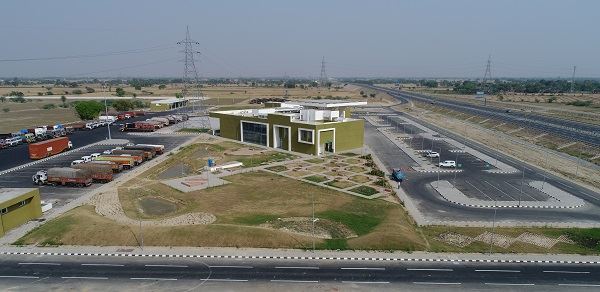 ‘आगरा-लखनऊ एक्सप्रेसवे’पर निर्मित वे साइड एमेनिटीज के फोटो।  / Photographs of Way Side Amenities constructed at four locations on 'Agra-Lucknow Expressway'.