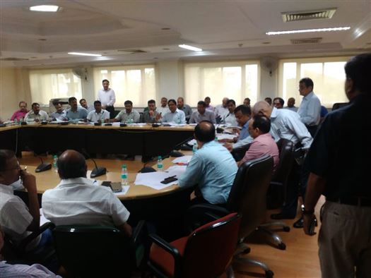 पूर्वाञ्चल एक्स्प्रेस-वे की अधिकृत निर्माण कंपनियों के प्रतिनिधियों के साथ समीक्षा बैठक / Review meeting with authorized representatives of contractors for construction of Poorvanchal Expressway