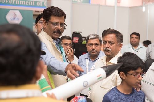 सीईओ यूपीडा श्री अवनीश कुमार अवस्थी ने लखनऊ में भारत अंतर्राष्ट्रीय विज्ञान महोत्/CEO UPEIDA Shri. Awanish Kumar Awasthi visited DRDO exhibition in India International Science Festival 2018 in Lucknow