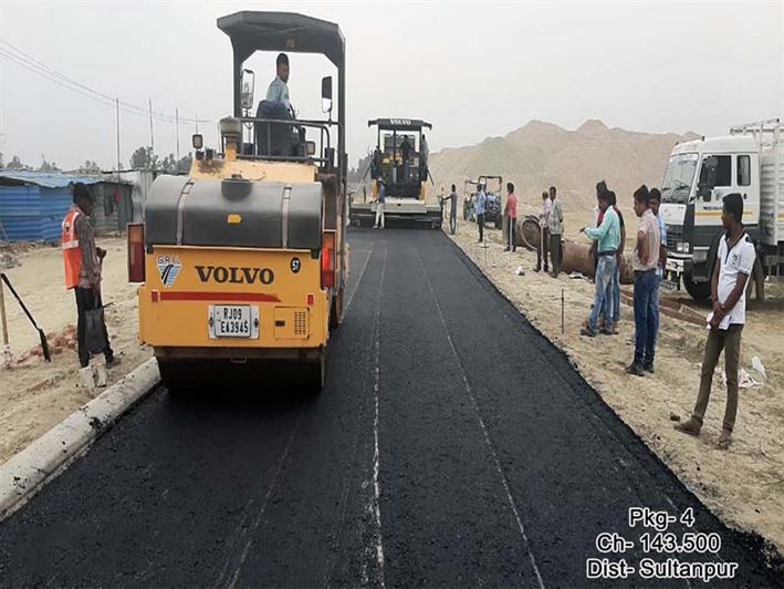 पूर्वांचल एक्सप्रेसवे का निर्माण कार्य प्रगति पर है / Construction Work of Purvanchal Expressway is in Progress