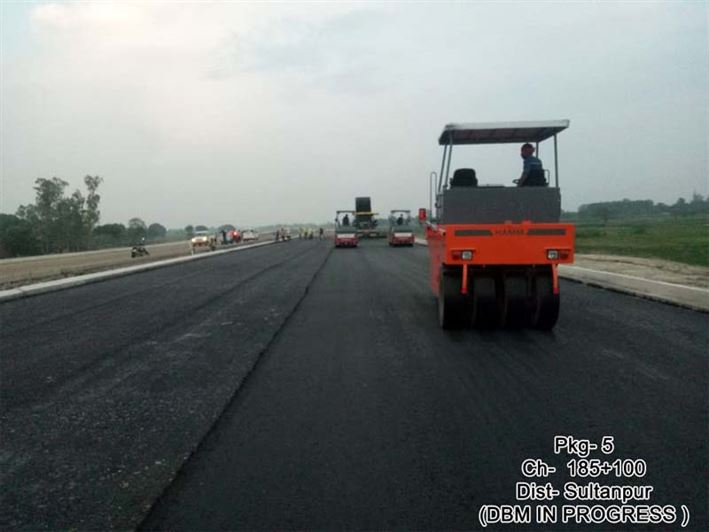 पूर्वांचल एक्सप्रेसवे का निर्माण कार्य प्रगति पर है/Construction Work of Purvanchal Expressway is in Progress