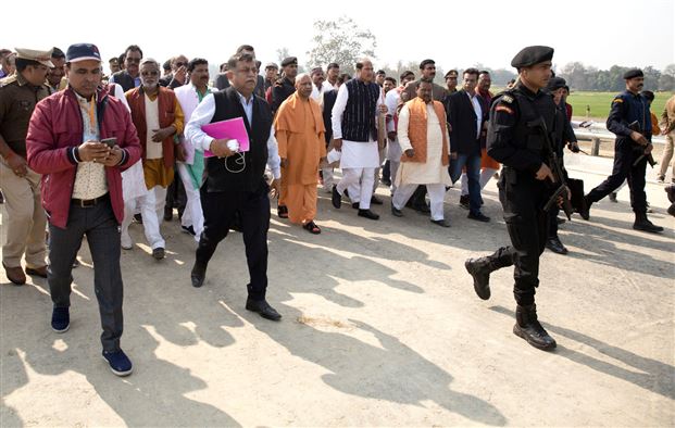 मा. मुख्यमंत्री योगी आदित्यनाथ जी द्वारा आज़मगढ़ में पूर्वांचल एक्सप्रेसवे का स्थलीय निरीक्षण कर समीक्षा बैठक की गई /Review meeting was chaired by Chief Minister Yogi Adityanath ji on site inspection of Purvanchal Expressway in Azamgarh.